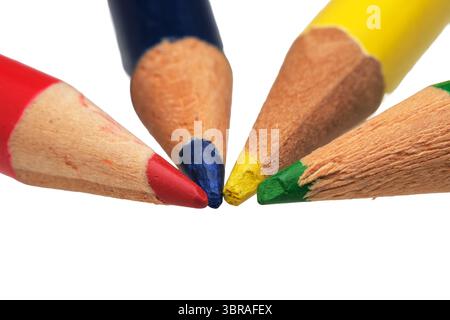 Quattro matite colorate in un cerchio mostrano le loro tonalità vivaci. Foto Stock