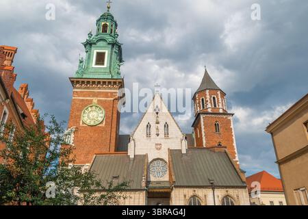Architettura storica di Kraków con guglie torreggianti e cieli spettacolari. La cattedrale di Wawel. 4 luglio 2025. Cracovia, Polonia. Foto Stock