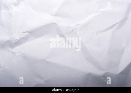 La carta bianca sgualcita offre uno sfondo artistico per la creatività. Foto Stock