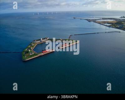 Veduta aerea della fortezza di Kastellet che abbraccia un tranquillo porto, con turbine eoliche in piedi di guardia in lontananza, Copenaghen, Danimarca. Foto Stock