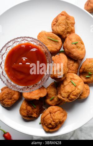 Vista dall'alto di Akara su un piatto bianco, vista dall'alto della torta di fagioli fritti di akara nigeriana su un piatto Foto Stock