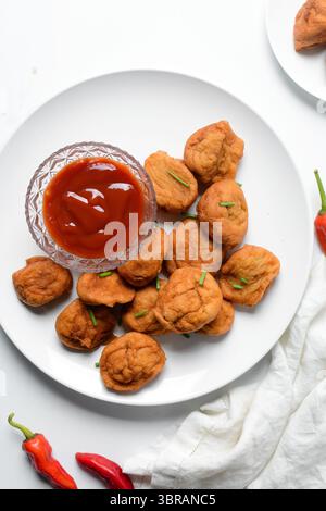 Vista dall'alto di Akara su un piatto bianco, vista dall'alto della torta di fagioli fritti di akara nigeriana su un piatto Foto Stock