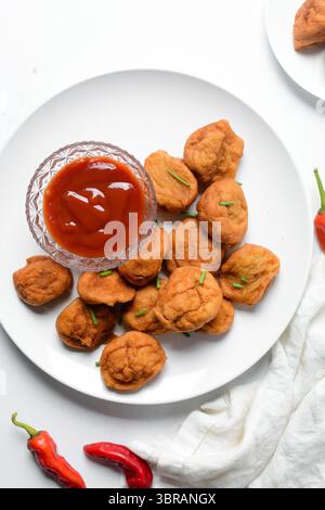 Vista dall'alto di Akara su un piatto bianco, vista dall'alto della torta di fagioli fritti di akara nigeriana su un piatto Foto Stock