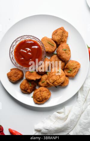 Vista dall'alto di Akara su un piatto bianco, vista dall'alto della torta di fagioli fritti di akara nigeriana su un piatto Foto Stock