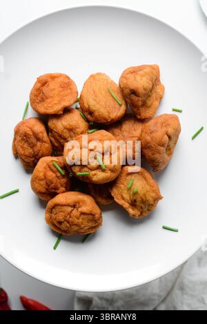 Vista dall'alto di Akara su un piatto bianco, vista dall'alto della torta di fagioli fritti di akara nigeriana su un piatto Foto Stock