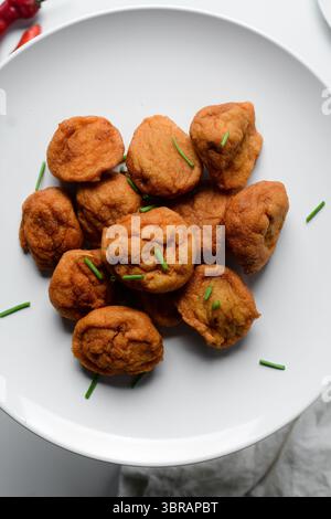 Vista dall'alto di Akara su un piatto bianco, vista dall'alto della torta di fagioli fritti di akara nigeriana su un piatto Foto Stock