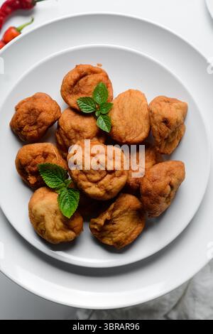 Vista dall'alto di Akara su un piatto bianco, vista dall'alto della torta di fagioli fritti di akara nigeriana su un piatto Foto Stock
