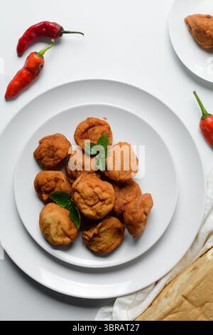 Vista dall'alto di Akara su un piatto bianco, vista dall'alto della torta di fagioli fritti di akara nigeriana su un piatto Foto Stock