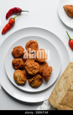 Vista dall'alto di Akara su un piatto bianco, vista dall'alto della torta di fagioli fritti di akara nigeriana su un piatto Foto Stock