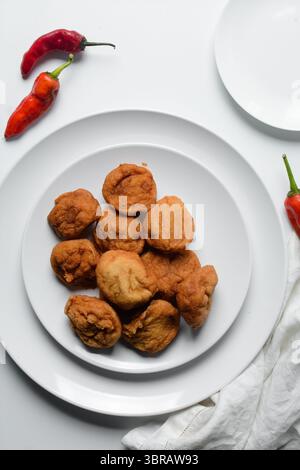 Vista dall'alto di Akara su un piatto bianco, vista dall'alto della torta di fagioli fritti di akara nigeriana su un piatto Foto Stock