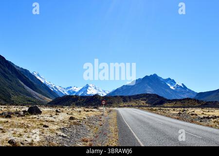 Una strada panoramica vuota che conduce alle Alpi meridionali, Isola del Sud, nuova Zelanda Foto Stock