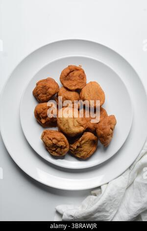 Vista dall'alto di Akara su un piatto bianco, vista dall'alto della torta di fagioli fritti di akara nigeriana su un piatto Foto Stock