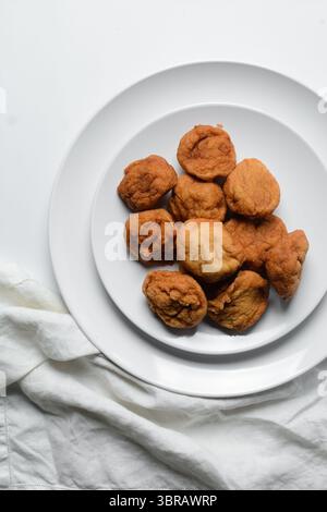 Vista dall'alto di Akara su un piatto bianco, vista dall'alto della torta di fagioli fritti di akara nigeriana su un piatto Foto Stock