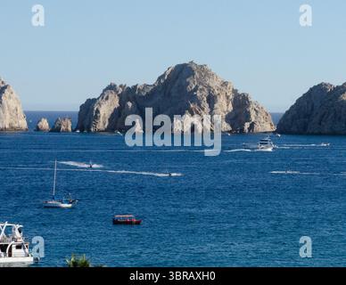 Tutti i tipi di moto d'acqua abbondano a Land's End a Cabo San Lucas, in Messico. Foto Stock