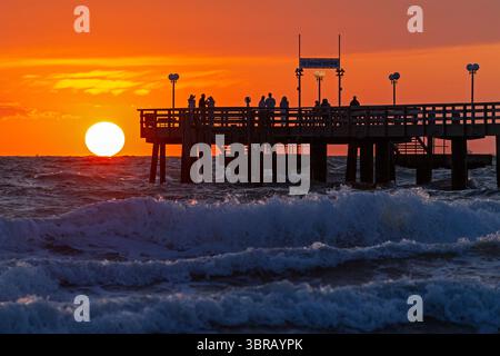 Tramonto, molo, onde, gonfiore, Wustrow, Fischland, Meclemburgo-Pomerania occidentale, Germania Foto Stock