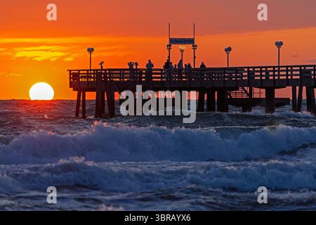 Tramonto, molo, onde, gonfiore, Wustrow, Fischland, Meclemburgo-Pomerania occidentale, Germania Foto Stock