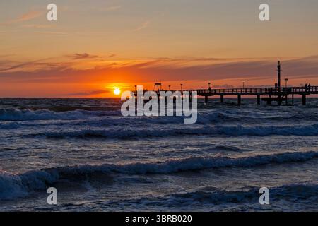 Tramonto, molo, onde, gonfiore, Wustrow, Fischland, Meclemburgo-Pomerania occidentale, Germania Foto Stock