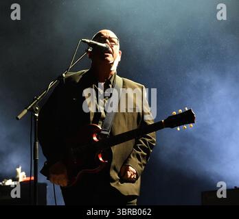 Quebec City, Canada. 10 luglio 2025. Black Francis of the Pixies si esibisce al Festival d'été de Québec il 10 luglio 2025 a Quebec City, Quebec. Foto: Casey Flanigan /Sipa USA credito: SIPA USA/Alamy Live News Foto Stock