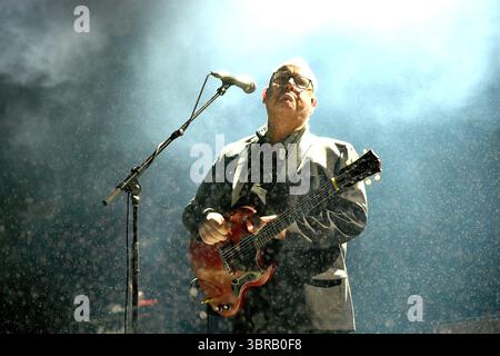 Quebec City, Canada. 10 luglio 2025. Black Francis of the Pixies si esibisce al Festival d'été de Québec il 10 luglio 2025 a Quebec City, Quebec. Foto: Casey Flanigan /Sipa USA credito: SIPA USA/Alamy Live News Foto Stock