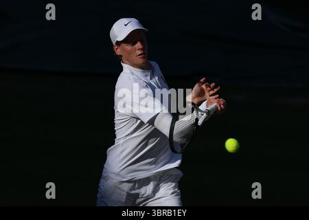 Londra, Celestynow, Regno Unito. 11 luglio 2025. JANNIK PECCATORE d'Italia durante la partita contro N. Djokovic di Serbia nelle semifinali dei Campionati 2025 a Wimbledon AELTC a Londra. (Credit Image: © Marcin Cholewinski/ZUMA Press Wire) SOLO PER USO EDITORIALE! Non per USO commerciale! Foto Stock