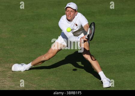 Londra, Celestynow, Regno Unito. 11 luglio 2025. JANNIK PECCATORE d'Italia durante la partita contro N. Djokovic di Serbia nelle semifinali dei Campionati 2025 a Wimbledon AELTC a Londra. (Credit Image: © Marcin Cholewinski/ZUMA Press Wire) SOLO PER USO EDITORIALE! Non per USO commerciale! Foto Stock
