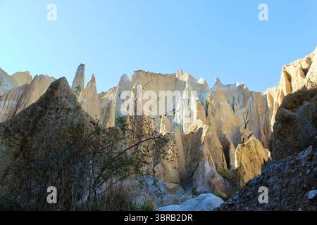 Cattedrali di argilla, Omarama Clay Cliffs, Geological Wonders, Waitaki Valley Foto Stock