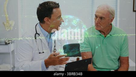 Spiegazione dei dati olografici del medico e del paziente con il modello della colonna vertebrale nella sala di consultazione Foto Stock