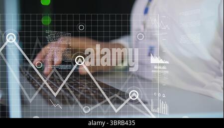 Digitare la mano dell'uomo con il bracciale bianco della camicia utilizzando la tastiera del computer portatile alla scrivania, con grafica dei dati Foto Stock