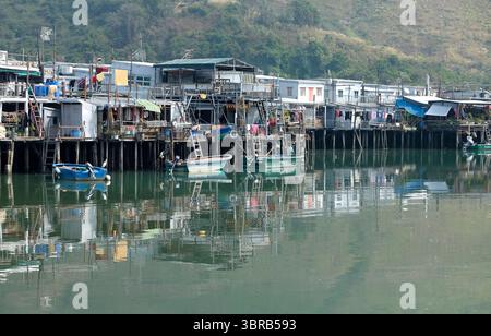 Il villaggio di pescatori di Tai o ospita palafitte sull'isola occidentale di Lantau a Hong Kong, famosa per la pasta di pesce e le sue affascinanti palafitte. Foto Stock