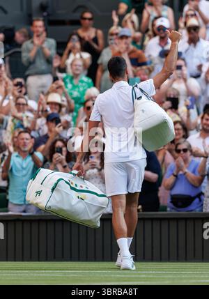 Wimbledon, Regno Unito. 11 luglio 2025. Novak Djokovic (SRB) esce dal Center Court dopo essere stato sconfitto da Jannik Sinner (ITA) nelle semifinali per gentiluomini durante Wimbledon 2025. Crediti: Corleve/Alamy Live News Foto Stock
