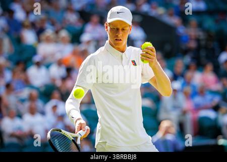 Londra, Regno Unito. 11 luglio 2025. Jannik Sinner (ITA) durante la semifinale contro Novak Djokovic (SER) al Wimbledon Championship all'All England Lawn Tennis & Croquet Club di Londra, venerdì 11 luglio 2025. Foto di Patrick Hamilton/Sipa USA) credito: SIPA USA/Alamy Live News Foto Stock