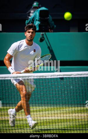 Londra, Regno Unito. 11 luglio 2025. Carlos Alcaraz (ESP) durante la semifinale contro Taylor Fritz (USA) al Wimbledon Championship all'All England Lawn Tennis & Croquet Club di Londra, venerdì 11 luglio 2025. Foto di Patrick Hamilton/Sipa USA) credito: SIPA USA/Alamy Live News Foto Stock