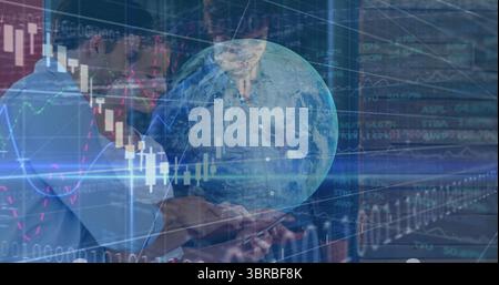 Quattro professionisti che analizzano i dati degli smartphone in ufficio, con sovrapposizione grafica a globo Foto Stock