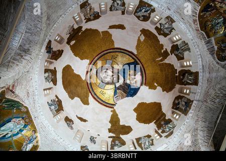 Il famoso mosaico del Cristo Pantocratore decora la cupola del Santo Monastero di Dafni in Grecia, mostrando la splendida arte bizantina. Foto Stock
