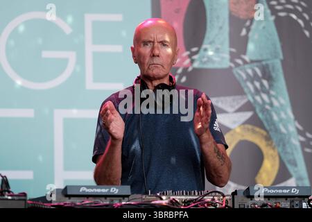 Regno Unito: The Genesis Scottish Open al Renaissance Club, North Berwick, Scozia l'11 luglio 2025: Nella foto: L'autore scozzese Irvine Welsh ha suonato un DJ set nel villaggio dei tifosi dopo il secondo round del Genesis Scottish Open 2025 al Renaissance Club, North Berwick, Scotland North Berwick The Renaissance Club Scotland Copyright: XAlexxToddx Foto Stock