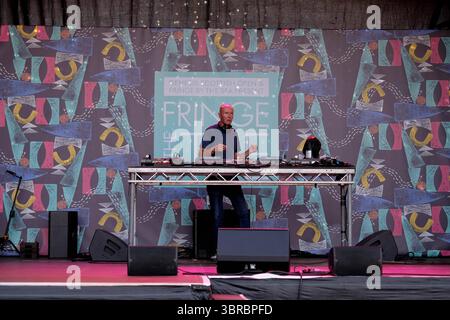 Regno Unito: The Genesis Scottish Open al Renaissance Club, North Berwick, Scozia l'11 luglio 2025: Nella foto: L'autore scozzese Irvine Welsh ha suonato un DJ set nel villaggio dei tifosi dopo il secondo round del Genesis Scottish Open 2025 al Renaissance Club, North Berwick, Scotland North Berwick The Renaissance Club Scotland Copyright: XAlexxToddx Foto Stock