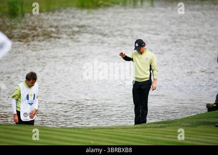 Rory McIlroy cala la palla dopo essere andato in acqua al mattino quattro volte il primo giorno della 39esima Ryder Cup 2012, Medinah Country Club, Chicago, USA 28/09/2012. Credito immagine: Mark Newcombe / www.visionsingolf.com ​The 39esima Ryder Cup, tenutasi dal 28 al 30 settembre 2012, al Medinah Country Club in Illinois, USA, è rinomato per la notevole rimonta europea, spesso indicata come il "miracolo a Medinah". Entrando nell' ultimo giorno l' Europa aveva bisogno di 8 punti per mantenere la coppa . Ottennero una vittoria di 14½-13½ sugli Stati Uniti Foto Stock