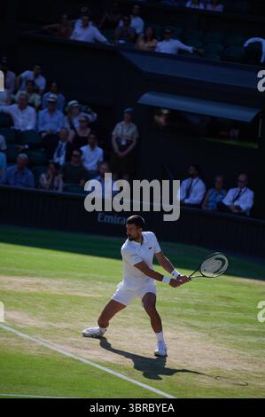 Wimbledon, Londra, Inghilterra, Regno Unito. 11 luglio 2025. Il serbo Novak Djokovic in azione sul Centre Court nella sua sconfitta contro l'italiano Jannik Sinner il serbo Novak Djokovic nella semifinale maschile di tennis ai Campionati di Wimbledon. Crediti: Garry Cook/Alamy Live News. Foto Stock