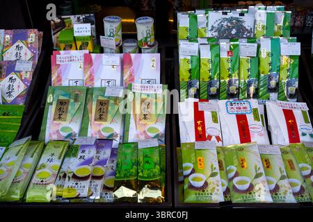 Varietà di tè verde giapponese confezionato di rilascio speciale, tra cui il genmaicha (tè verde arrosto con riso integrale) in un negozio di tè Uji, Kyoto, Giappone. Foto Stock
