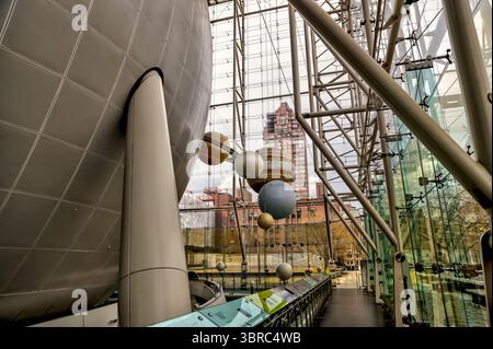 New York, New York - 17 febbraio 2022: Interni ed esposizioni del planetario Hayden a New York Foto Stock