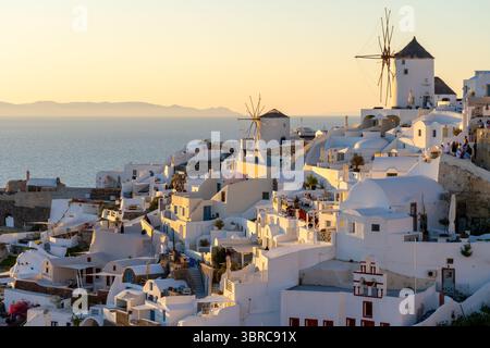 Oia, isola di Santorini, Grecia - 14 maggio 2025: Veduta della città di Oia sull'isola di Santorini, Grecia. Foto Stock