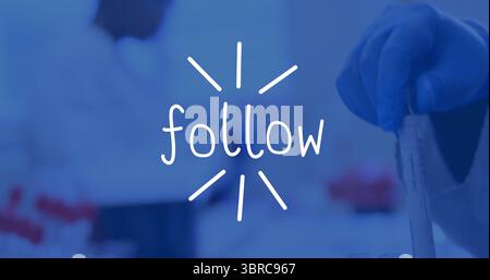 Mostrando la mano con i guanti che regge la provetta per analisi trasparente in laboratorio, con fiale con tappo rosso, seguire il testo, copiare lo spazio Foto Stock