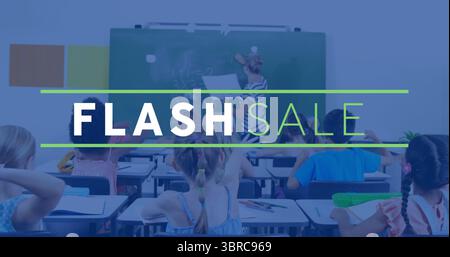 Insegnante in abito a righe che scrive equazioni matematiche sulla lavagna a scuola, con quaderni matite Foto Stock