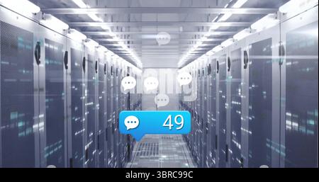 Bolla di notifica mobile che mostra 49 nel corridoio del data center, con rack per server e icone di chat Foto Stock