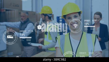 Lavoratore sorridente che indossa le scatole di scansione dell'elmetto nella corsia del magazzino, con icone digitali e spazio di copia Foto Stock