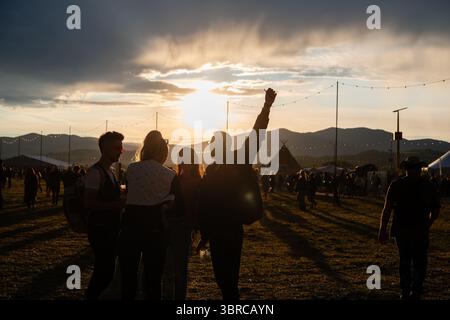 Trencin, Slovacchia. 11 luglio 2025. I partecipanti sono visti al tramonto al Pohoda Festival 2025 all'aeroporto di Trencin. Il Pohoda Festival è il più grande festival musicale estivo all'aperto. Credito: SOPA Images Limited/Alamy Live News Foto Stock