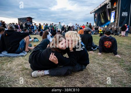 Trencin, Slovacchia. 11 luglio 2025. Una giovane coppia bacia sotto il palco durante il Pohoda Festival 2025 all'aeroporto di Trencin. Il Pohoda Festival è il più grande festival musicale estivo all'aperto. Credito: SOPA Images Limited/Alamy Live News Foto Stock