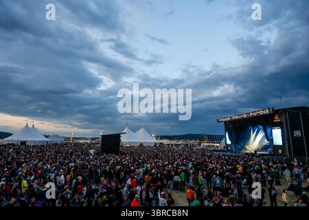 Trencin, Slovacchia. 11 luglio 2025. Vista generale del palco e dei tifosi durante lo spettacolo dal vivo al Pohoda Festival 2025 all'Airport Trencin. Il Pohoda Festival è il più grande festival musicale estivo all'aperto. (Foto di Tomas Tkacik/SOPA Images/Sipa USA) credito: SIPA USA/Alamy Live News Foto Stock
