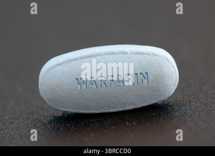 Tavoletta warfarin. Anticoagulante usato per prevenire coaguli di sangue in varie condizioni. Foto Stock