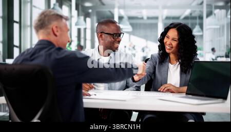 Realtor Advisor di successo assiste la coppia felice nella ricerca di diverse proprietà. Foto Stock